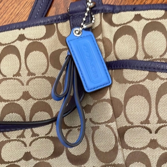 Coach Park Signature Carrie Tote - Picture 4 of 7